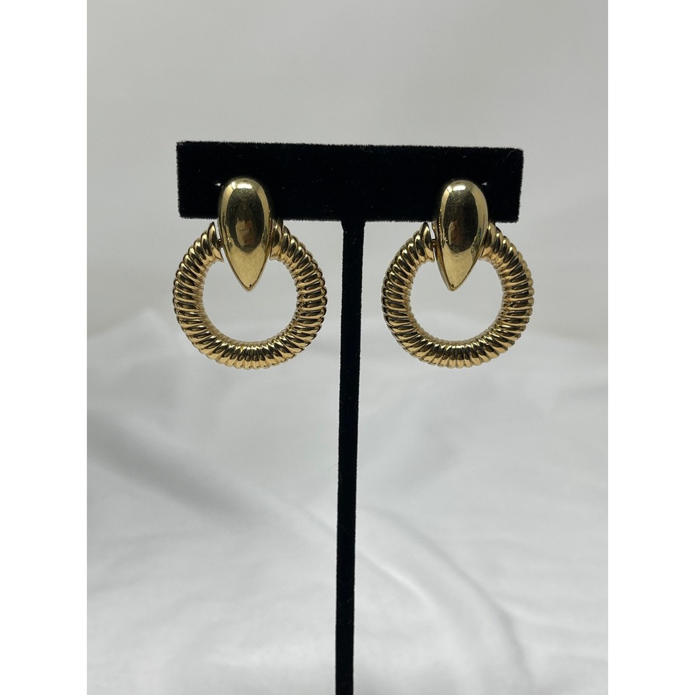 Avon Women Vintage Ribbed Door Knocker Earrings OS Gold Retro Statement